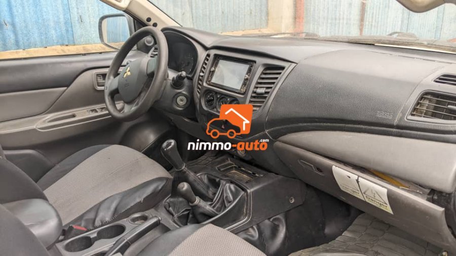 Véhicule à louer à Yaoundé et en dehors de marque Mitsubishu sortie cami et quasi neuf