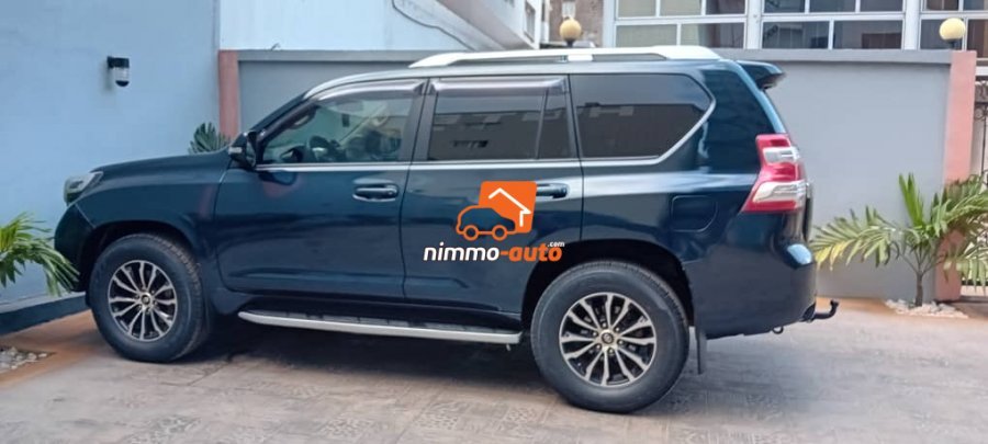 Prado de couleur noire a louer dans la ville de Yaoundé et en dehors à un prix imbattable