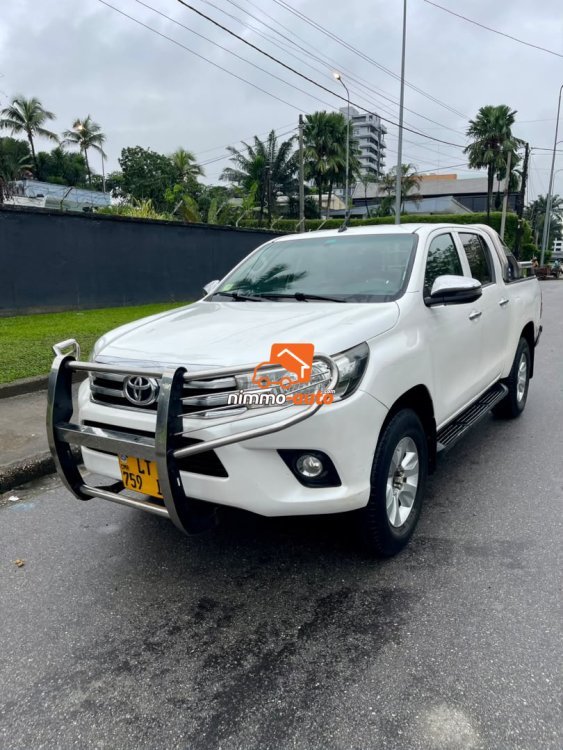 MAGNIFIQUE TOYOTA HILUX A LOUER DANS LA VILLE DE DOUALA