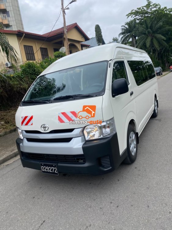 MAGNIFIQUE HIACE DE 15 PLACES A LOUER A DOUALA