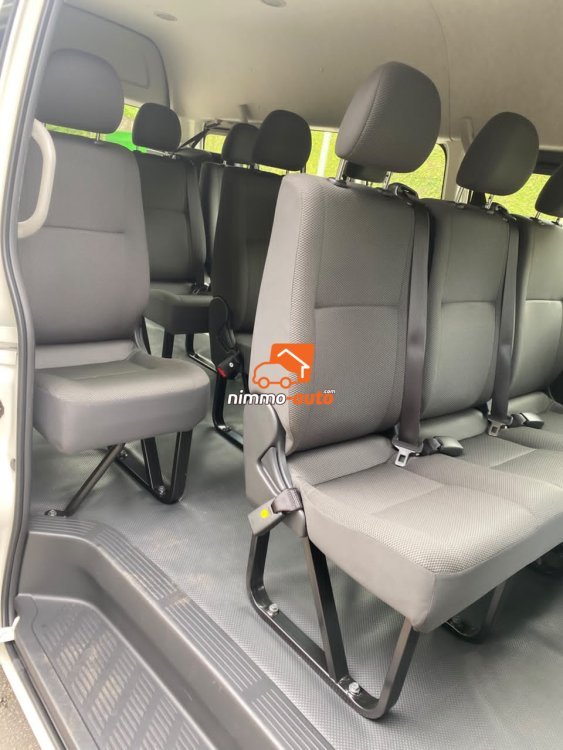 MAGNIFIQUE HIACE DE 15 PLACES A LOUER A DOUALA