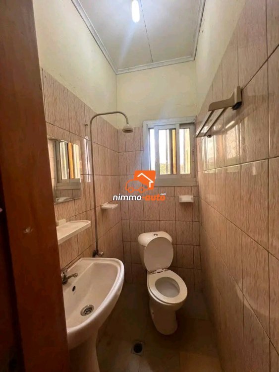 Appartement moderne individuel à l'étage à louer à obobogo