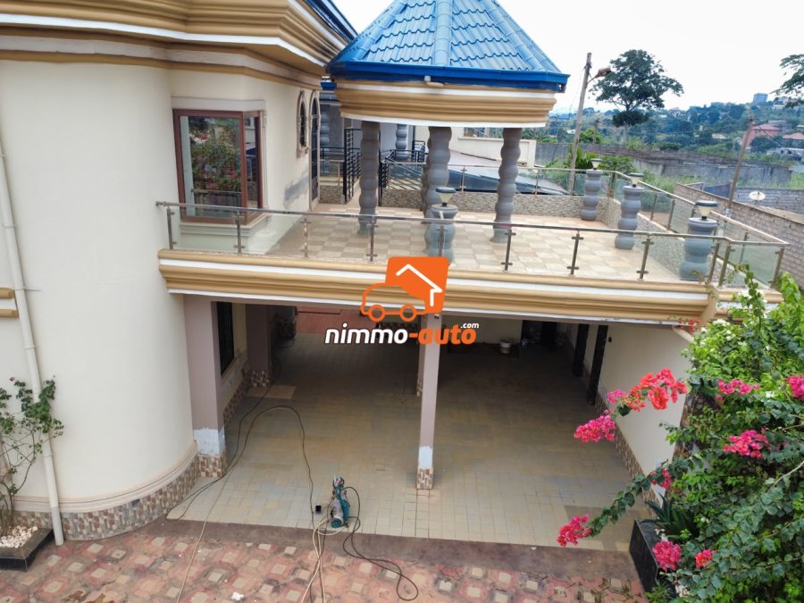 TRES GRAND ET BEAU ET MAGNIFIQUE DUPLEX  A VENDRE A ODZA TOUTOULI