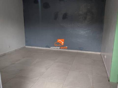 vaste appartement à louer biyemassi
