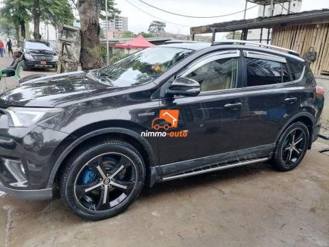 Toyota Rav 4 2018 à louer avec chauffeur dans la ville de Douala