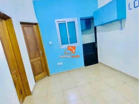 Grande chambre moderne nouvellement construite à Ahala