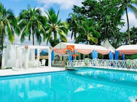 Salle de fête en bordure de piscine à louer à Efoulan