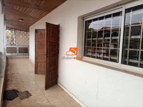 Appartement hyper spacieux et semi individuel a louer au rond point express