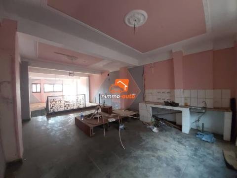 Boutique de 150m² avec Mezzanine + Groupe à Ekounou