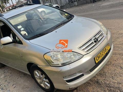 Toyota Avensis Verso 7 places à louer dans la ville de Douala