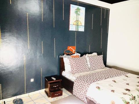 Chambre meublée avec espace cuisine à louer à Douala