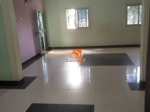 Très grand appartement individuel à louer à Simbock Bibombidou