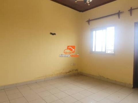 Plusieurs studios modernes à louer dans un immeuble à Biyemassi Superette