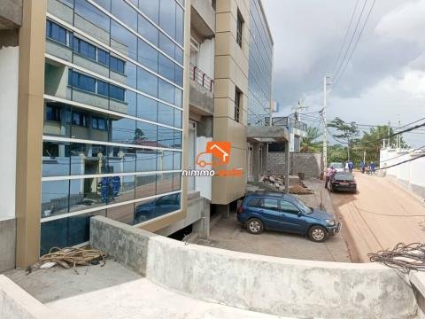 Bureaux à louer en open space dans un immeuble R+3 au Golf/Bastos