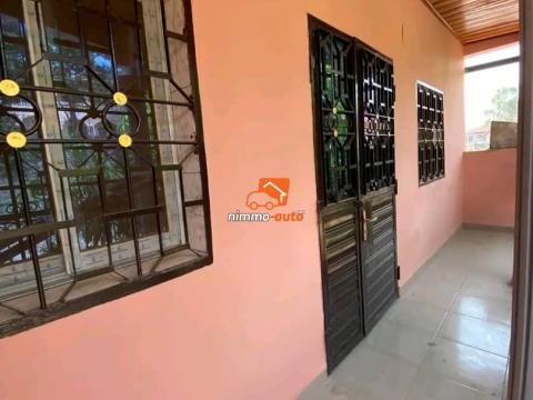 Appartement moderne nouvellement construit à Biyemassi maison blanche