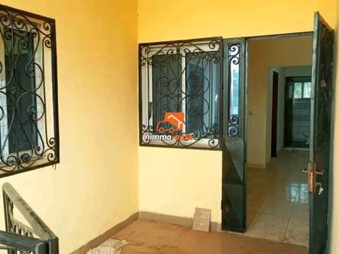 Très beau studio nouvellement construit à louer au petit marché Odza