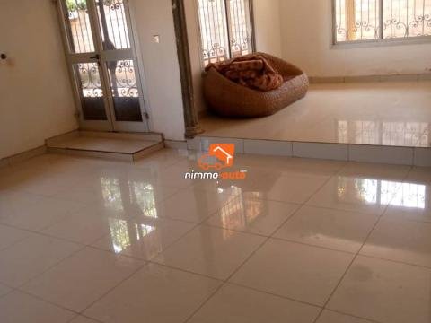 Grande villa nouvellement construite à louer à Oyomabang