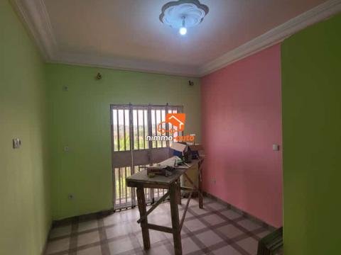 Studio nouvellement construit à Odza plaque L&B