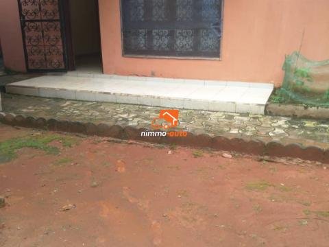 Mini villa staffée partout à louer à Odza