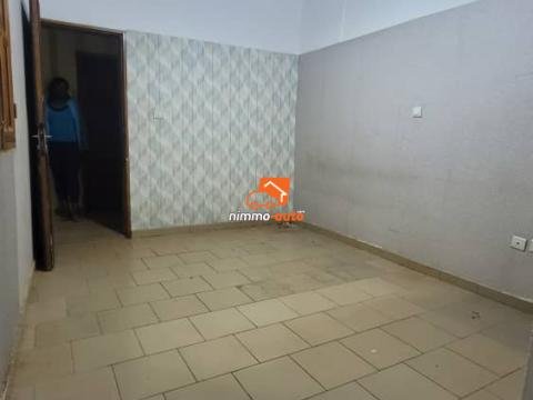 Chambre moderne à louer à Biyemassi Lac