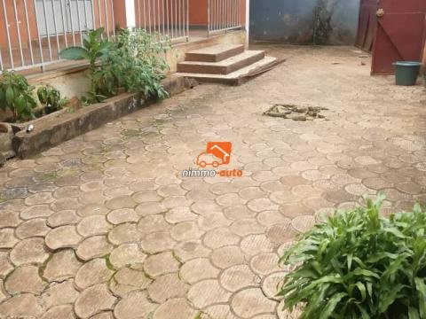 Villa à louer 4ch 3dches avec une dépendance d'une chambre à Nlongkak