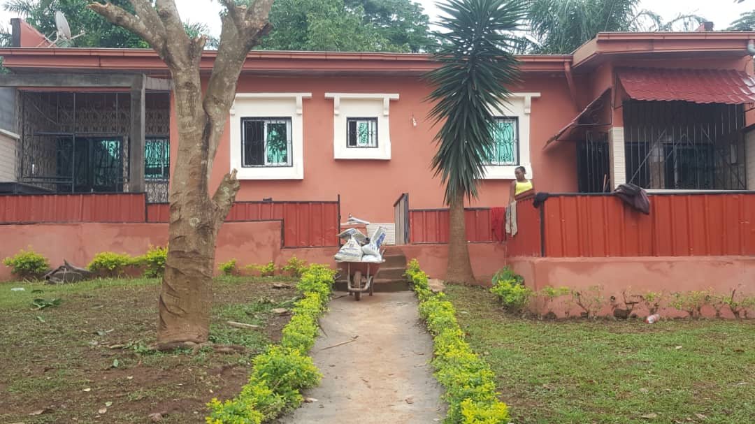 Villa avec jardin à vendre Nkolanga'a