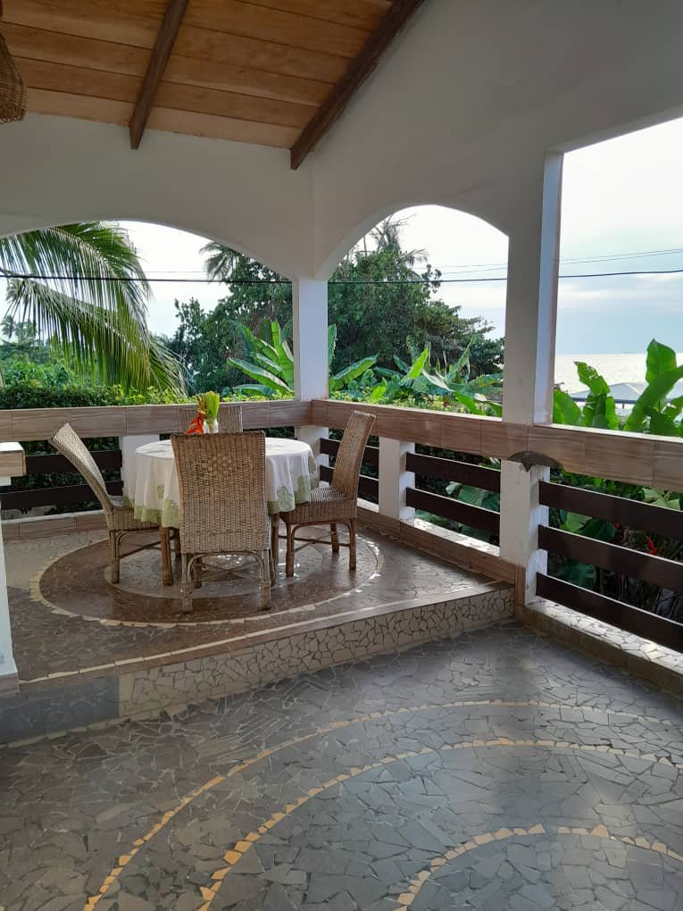 Joli studio meublé avec piscine et accès à la plage à louer à Kribi Ebome