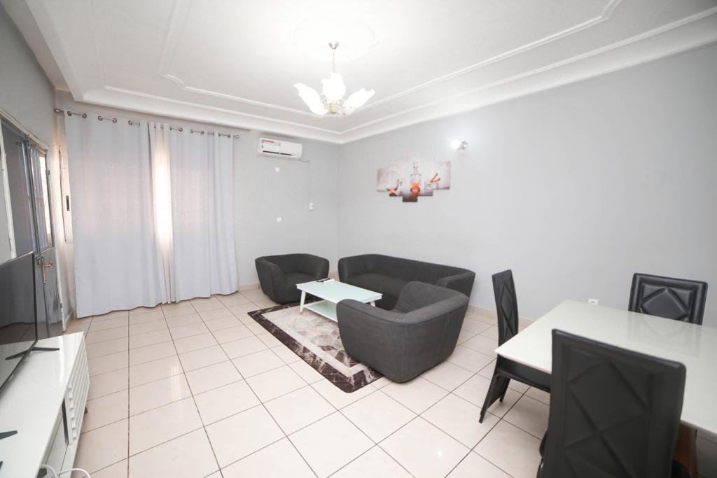 Joli appartement meublé moins cher à louer à Ydé-Obobogo