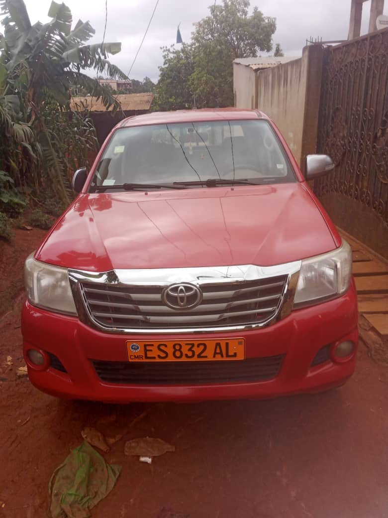 Pick up Toyota en parfait état à louer à Yaoundé