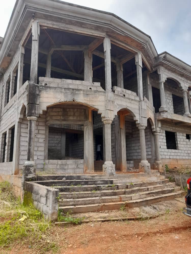 Duplex inachevé à vendre au quartier Nyom à Yaoundé