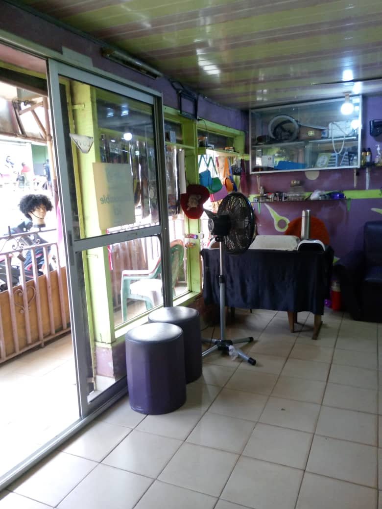 Fonds de commerce d'un salon de coiffure à vendre à Ngousso